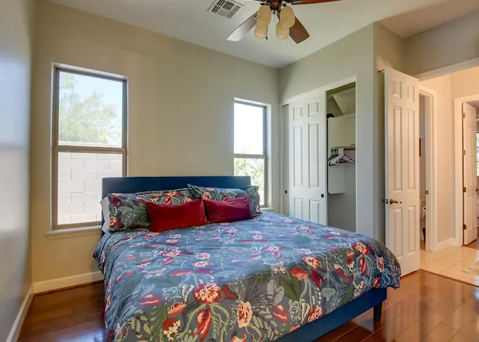 Group-friendly Estrella Gem: Hike, Cheer & Explore Holiday home Liberty